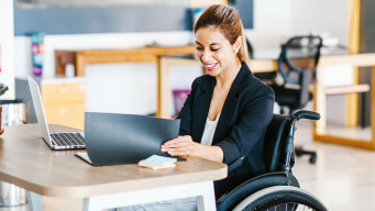 photo femme adultes handicapée au travail handicap