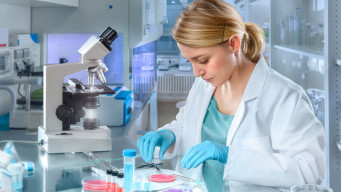 photo femme dans un laboratoire physique chimie science biologie