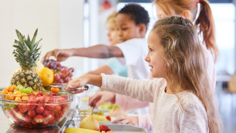 photo élèves devant des fuits à la cantine restaurant scolaire santé alimentation