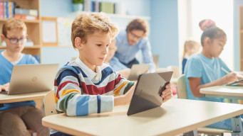 photo élèves en classe avec tablette et ordinateur numérique 