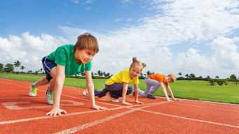 photo élèves en primaire sur une piste d'athlétisme sport scolaire