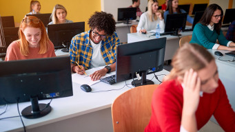 photo lycéens en classe devant des écrans d'ordinateur