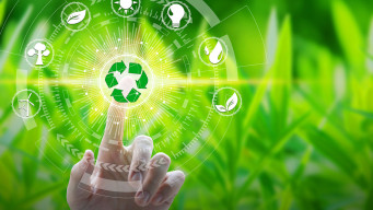 photo main cliqiuant sur le symbole recyclage fond verdure et autres icones écologie développement durable  
