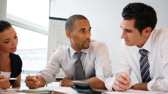 photo reunion de travail deux hommes une femme management