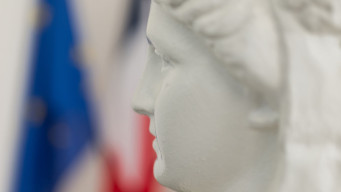 photo statue visage de Marianne drapeaux français et européen laïcité république