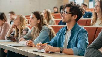 photo étudiants assis dans un amphithéatre enseignement supérieur université