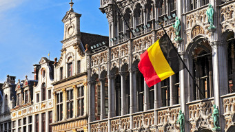 Photo ville belge avec drapeau Belgique