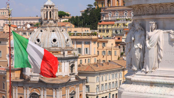 Photo ville italienne  avec drapeau italie