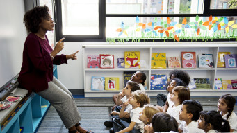 photo enseignante devant élèves en classe maternelle ou élémentaire