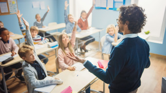 Photo classe école élèementaire enseignant  élèves lèvent le doigt