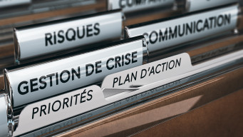 Photo classeur avel les étiquettes gestion de crise risques communication priorités plan d'action