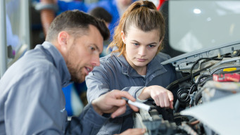 Photo enseignement professionnel enseignant apprenti fille apprentissage