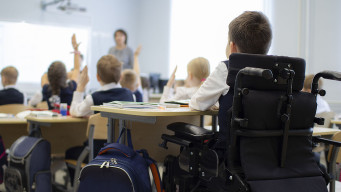 Photo élève en fauteuil dans une classe handicap école inclusive inclusion