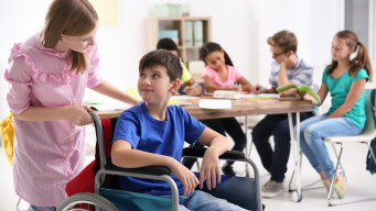 Photo élève handicapé dans une classe inclusion école inclusive