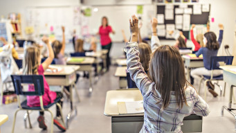 photo élèves lèvent la main en classe école élémentaire