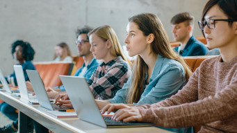 photo étudiants en amphithéatre avec un ordinateur portable universite enseignement superieur